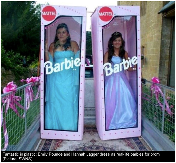 Jovens chegam para festa em caixa da Barbie